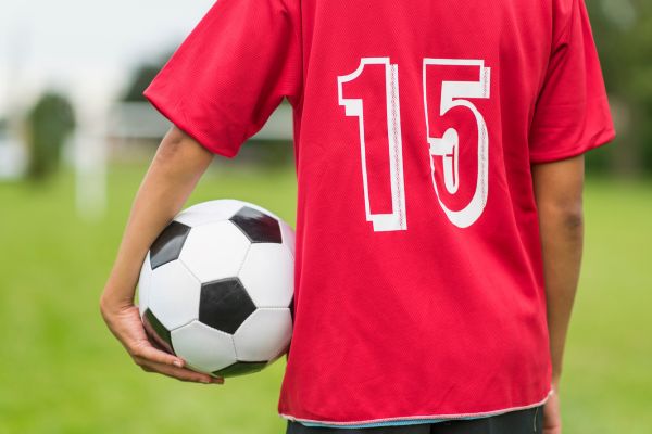Jak wybrać strój piłkarski dla dziecka?
